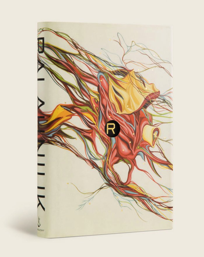 Sou fã do Chuck Palahniuk tem vários anos e tenho vários livros dele aqui em casa. Mas, não sabia que tinha o trabalho do Rodrigo Corral nas minhas prateleiras, já que ele é o responsável pelas ilustrações nas capas de todos os livros que você pode ver abaixo.