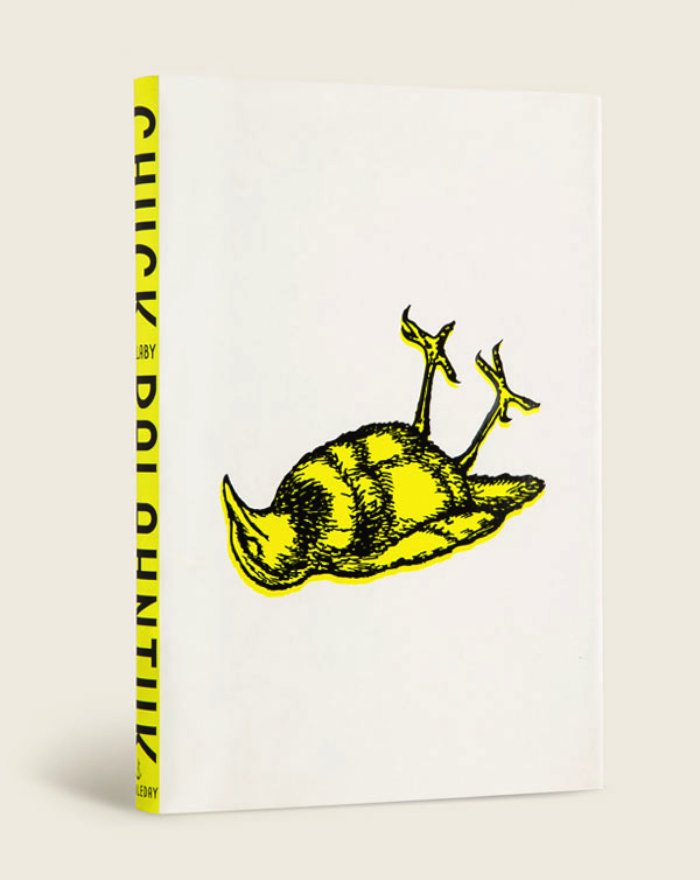 Sou fã do Chuck Palahniuk tem vários anos e tenho vários livros dele aqui em casa. Mas, não sabia que tinha o trabalho do Rodrigo Corral nas minhas prateleiras, já que ele é o responsável pelas ilustrações nas capas de todos os livros que você pode ver abaixo.