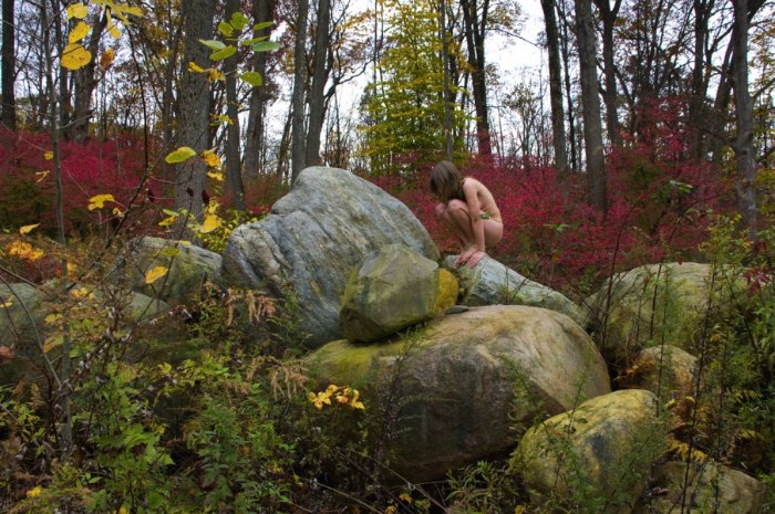 Mia Berg produziu uma série de auto retratos tentando explorar o seu relacionamento com a natureza e, também, valorizando aquilo que é realmente importante para ela. Seu trabalho é bem interessante e mostra um pouco de como não valorizamos o suficiente a natureza ao nosso redor.