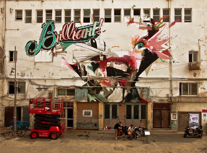 A série de murais gigantes conhecidos como The Pseudo-Advertising Series é um dos trabalhos mais interessantes que encontrei no portfolio do Alexandros Vasmoulakis. O mais interessante para mim foi o fato de que já me deparei com um desses murais aqui em Berlin há alguns anos. Nunca soube quem era o autor daquela obra mas agora coloquei um rosto nessa criação.