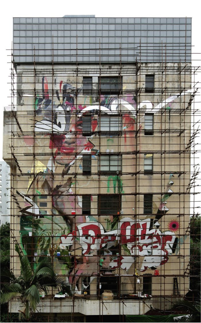 A série de murais gigantes conhecidos como The Pseudo-Advertising Series é um dos trabalhos mais interessantes que encontrei no portfolio do Alexandros Vasmoulakis. O mais interessante para mim foi o fato de que já me deparei com um desses murais aqui em Berlin há alguns anos. Nunca soube quem era o autor daquela obra mas agora coloquei um rosto nessa criação.