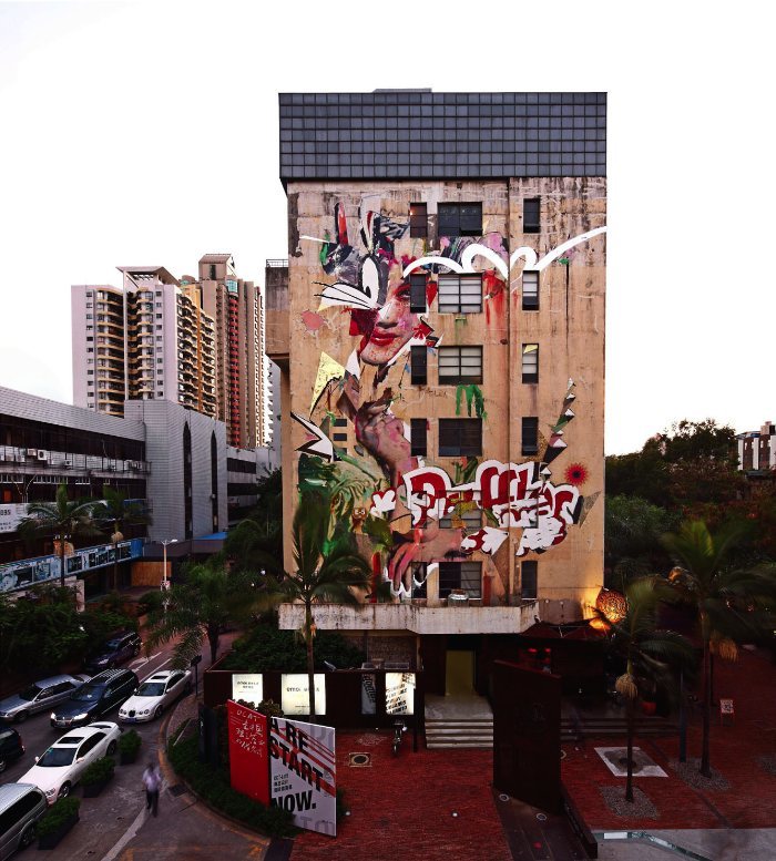 A série de murais gigantes conhecidos como The Pseudo-Advertising Series é um dos trabalhos mais interessantes que encontrei no portfolio do Alexandros Vasmoulakis. O mais interessante para mim foi o fato de que já me deparei com um desses murais aqui em Berlin há alguns anos. Nunca soube quem era o autor daquela obra mas agora coloquei um rosto nessa criação.