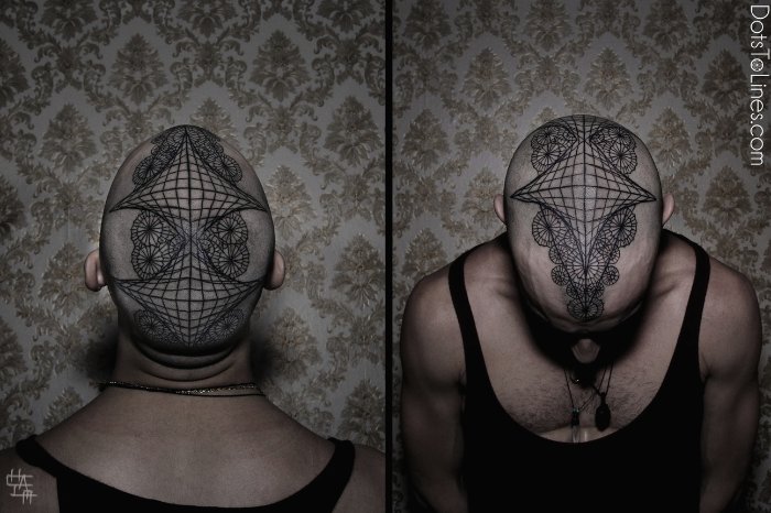 Chaim Machlev é o nome do artista e tatuador que é conhecido como DotsToLines. Ele mantém um pequeno estúdio de tatuagem aqui em Berlin e, caso você queira ter um trabalho dele no seu corpo, é melhor entrar na fila agora já que o tempo de espera pode chegar a 2 anos.