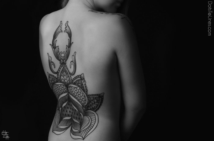 Chaim Machlev é o nome do artista e tatuador que é conhecido como DotsToLines. Ele mantém um pequeno estúdio de tatuagem aqui em Berlin e, caso você queira ter um trabalho dele no seu corpo, é melhor entrar na fila agora já que o tempo de espera pode chegar a 2 anos.