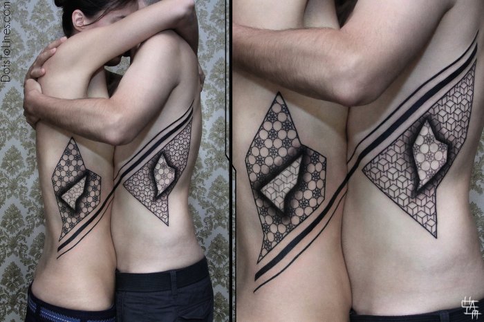 Chaim Machlev é o nome do artista e tatuador que é conhecido como DotsToLines. Ele mantém um pequeno estúdio de tatuagem aqui em Berlin e, caso você queira ter um trabalho dele no seu corpo, é melhor entrar na fila agora já que o tempo de espera pode chegar a 2 anos.