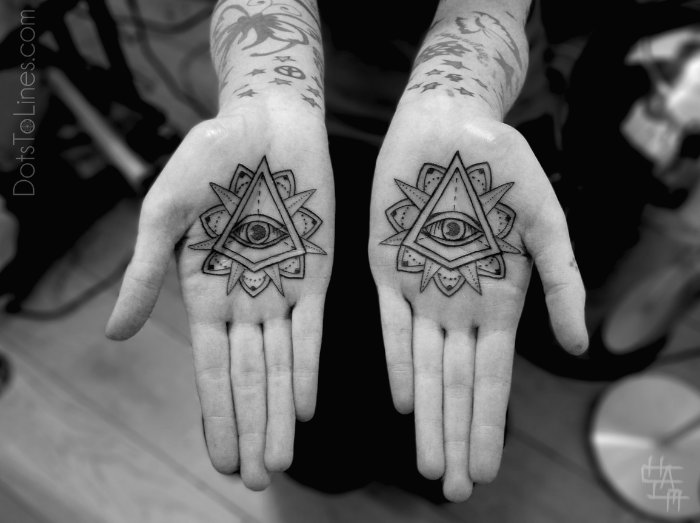 Chaim Machlev é o nome do artista e tatuador que é conhecido como DotsToLines. Ele mantém um pequeno estúdio de tatuagem aqui em Berlin e, caso você queira ter um trabalho dele no seu corpo, é melhor entrar na fila agora já que o tempo de espera pode chegar a 2 anos.