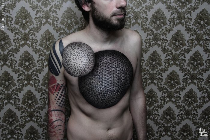 Chaim Machlev é o nome do artista e tatuador que é conhecido como DotsToLines. Ele mantém um pequeno estúdio de tatuagem aqui em Berlin e, caso você queira ter um trabalho dele no seu corpo, é melhor entrar na fila agora já que o tempo de espera pode chegar a 2 anos.