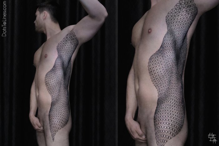 Chaim Machlev é o nome do artista e tatuador que é conhecido como DotsToLines. Ele mantém um pequeno estúdio de tatuagem aqui em Berlin e, caso você queira ter um trabalho dele no seu corpo, é melhor entrar na fila agora já que o tempo de espera pode chegar a 2 anos.