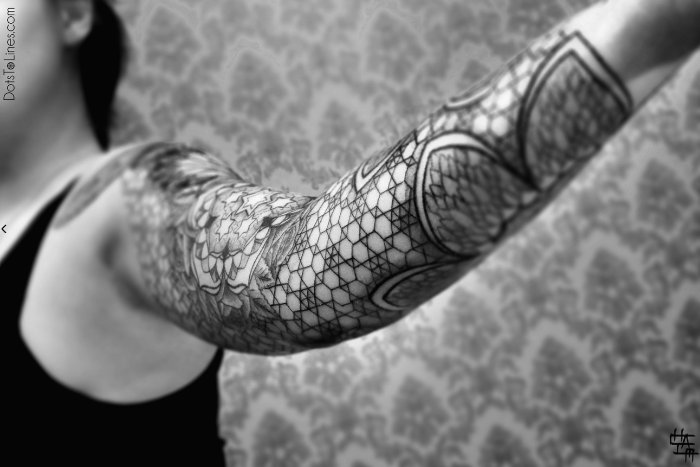 Chaim Machlev é o nome do artista e tatuador que é conhecido como DotsToLines. Ele mantém um pequeno estúdio de tatuagem aqui em Berlin e, caso você queira ter um trabalho dele no seu corpo, é melhor entrar na fila agora já que o tempo de espera pode chegar a 2 anos.