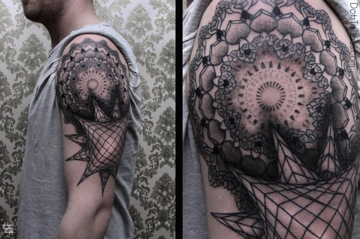Chaim Machlev é o nome do artista e tatuador que é conhecido como DotsToLines. Ele mantém um pequeno estúdio de tatuagem aqui em Berlin e, caso você queira ter um trabalho dele no seu corpo, é melhor entrar na fila agora já que o tempo de espera pode chegar a 2 anos.