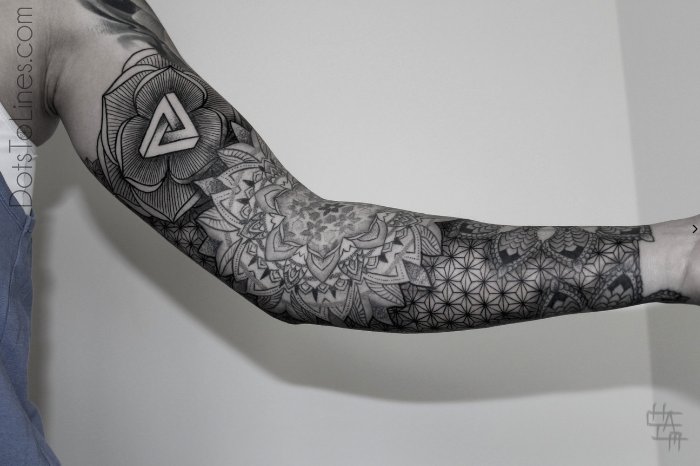 Chaim Machlev é o nome do artista e tatuador que é conhecido como DotsToLines. Ele mantém um pequeno estúdio de tatuagem aqui em Berlin e, caso você queira ter um trabalho dele no seu corpo, é melhor entrar na fila agora já que o tempo de espera pode chegar a 2 anos.