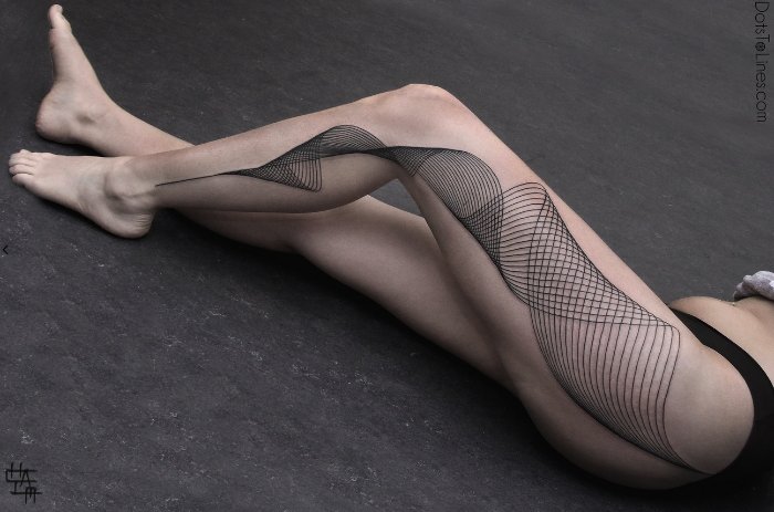 Chaim Machlev é o nome do artista e tatuador que é conhecido como DotsToLines. Ele mantém um pequeno estúdio de tatuagem aqui em Berlin e, caso você queira ter um trabalho dele no seu corpo, é melhor entrar na fila agora já que o tempo de espera pode chegar a 2 anos.