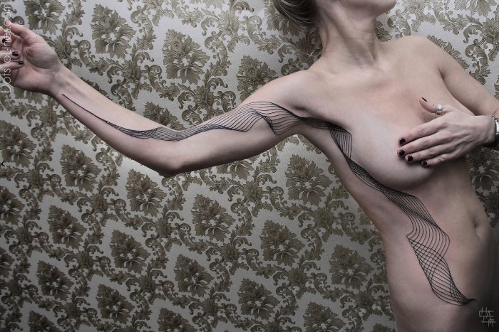 Chaim Machlev é o nome do artista e tatuador que é conhecido como DotsToLines. Ele mantém um pequeno estúdio de tatuagem aqui em Berlin e, caso você queira ter um trabalho dele no seu corpo, é melhor entrar na fila agora já que o tempo de espera pode chegar a 2 anos.