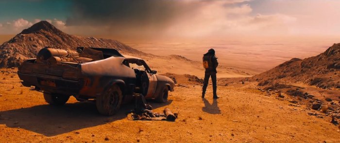 O trailer mostra o retorno do diretor original da série, George Miller, e, de acordo com sua conversa na Comic-Con, esse filme vai ser uma gigante perseguição pelo deserto. Gostei de saber que esse novo filme, não necessariamente, tem alguma coisa a ver com a série original. A ideia é mostrar vários elementos básicos da série dos anos oitenta, incluindo ai o mesmo personagem.