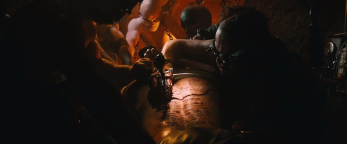 O trailer mostra o retorno do diretor original da série, George Miller, e, de acordo com sua conversa na Comic-Con, esse filme vai ser uma gigante perseguição pelo deserto. Gostei de saber que esse novo filme, não necessariamente, tem alguma coisa a ver com a série original. A ideia é mostrar vários elementos básicos da série dos anos oitenta, incluindo ai o mesmo personagem.