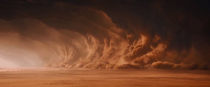 O trailer mostra o retorno do diretor original da série, George Miller, e, de acordo com sua conversa na Comic-Con, esse filme vai ser uma gigante perseguição pelo deserto. Gostei de saber que esse novo filme, não necessariamente, tem alguma coisa a ver com a série original. A ideia é mostrar vários elementos básicos da série dos anos oitenta, incluindo ai o mesmo personagem.
