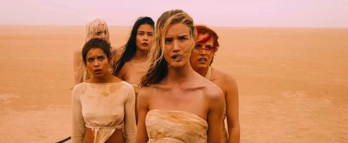 O trailer mostra o retorno do diretor original da série, George Miller, e, de acordo com sua conversa na Comic-Con, esse filme vai ser uma gigante perseguição pelo deserto. Gostei de saber que esse novo filme, não necessariamente, tem alguma coisa a ver com a série original. A ideia é mostrar vários elementos básicos da série dos anos oitenta, incluindo ai o mesmo personagem.