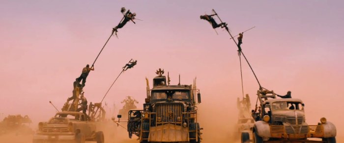 O trailer mostra o retorno do diretor original da série, George Miller, e, de acordo com sua conversa na Comic-Con, esse filme vai ser uma gigante perseguição pelo deserto. Gostei de saber que esse novo filme, não necessariamente, tem alguma coisa a ver com a série original. A ideia é mostrar vários elementos básicos da série dos anos oitenta, incluindo ai o mesmo personagem.