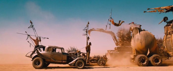 O trailer mostra o retorno do diretor original da série, George Miller, e, de acordo com sua conversa na Comic-Con, esse filme vai ser uma gigante perseguição pelo deserto. Gostei de saber que esse novo filme, não necessariamente, tem alguma coisa a ver com a série original. A ideia é mostrar vários elementos básicos da série dos anos oitenta, incluindo ai o mesmo personagem.