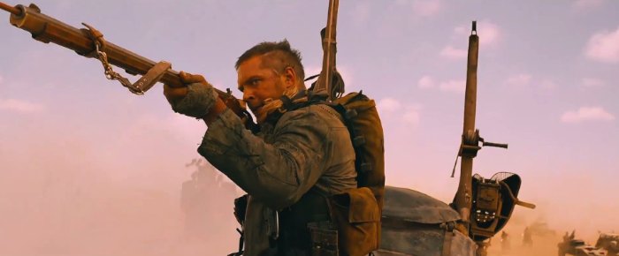 O trailer mostra o retorno do diretor original da série, George Miller, e, de acordo com sua conversa na Comic-Con, esse filme vai ser uma gigante perseguição pelo deserto. Gostei de saber que esse novo filme, não necessariamente, tem alguma coisa a ver com a série original. A ideia é mostrar vários elementos básicos da série dos anos oitenta, incluindo ai o mesmo personagem.