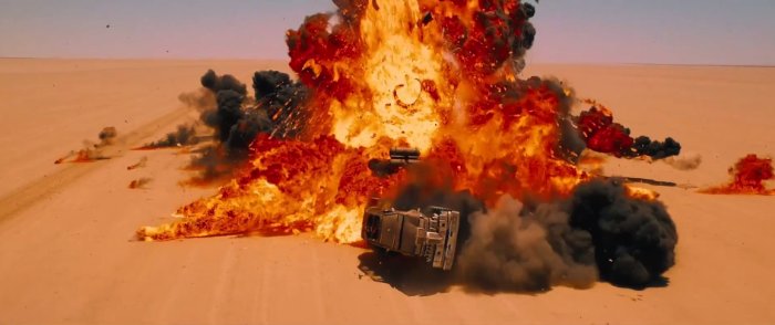 O trailer mostra o retorno do diretor original da série, George Miller, e, de acordo com sua conversa na Comic-Con, esse filme vai ser uma gigante perseguição pelo deserto. Gostei de saber que esse novo filme, não necessariamente, tem alguma coisa a ver com a série original. A ideia é mostrar vários elementos básicos da série dos anos oitenta, incluindo ai o mesmo personagem.