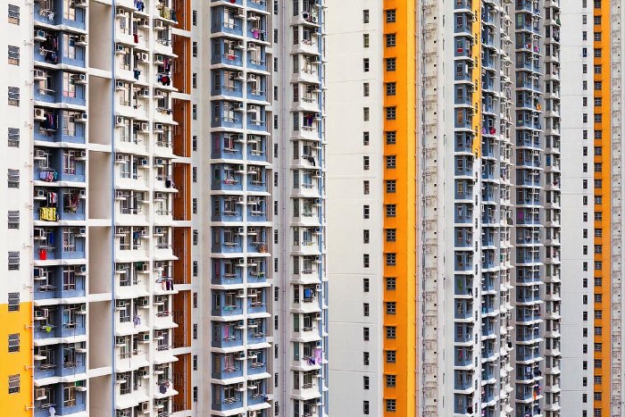 Hong Kong é uma cidade diferente no mundo. Lá, o espaço para construção de residências é escasso de verdade e por isso mesmo, a solução é a verticalização. E é isso que Manuel Irritier mostra em Urban Barcode. São tantas casas sobrepostas que elas se tornam uma massa anônima ao primeiro olhar. Algo que, depois de uma breve análise, muda rapidamente.