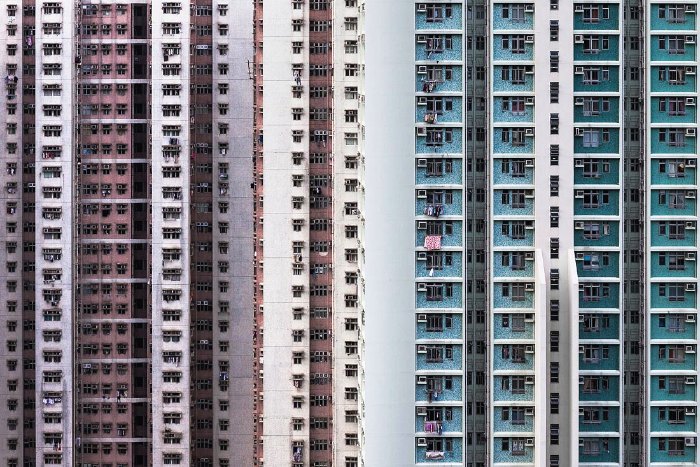 Hong Kong é uma cidade diferente no mundo. Lá, o espaço para construção de residências é escasso de verdade e por isso mesmo, a solução é a verticalização. E é isso que Manuel Irritier mostra em Urban Barcode. São tantas casas sobrepostas que elas se tornam uma massa anônima ao primeiro olhar. Algo que, depois de uma breve análise, muda rapidamente.