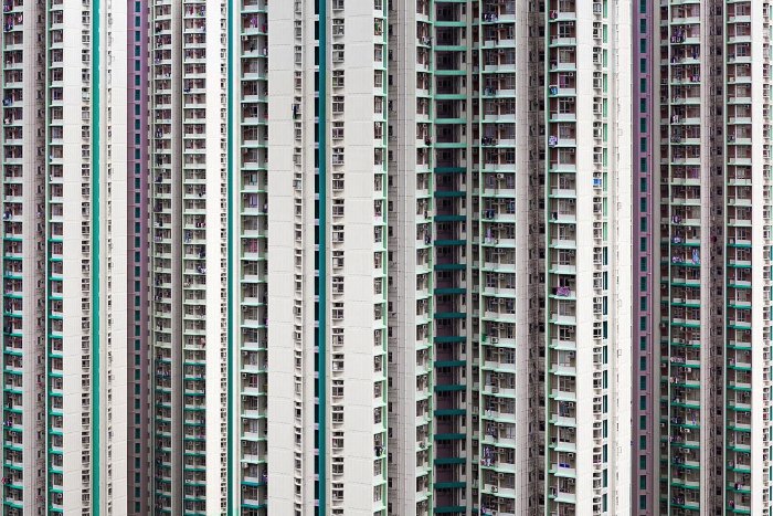 Hong Kong é uma cidade diferente no mundo. Lá, o espaço para construção de residências é escasso de verdade e por isso mesmo, a solução é a verticalização. E é isso que Manuel Irritier mostra em Urban Barcode. São tantas casas sobrepostas que elas se tornam uma massa anônima ao primeiro olhar. Algo que, depois de uma breve análise, muda rapidamente.