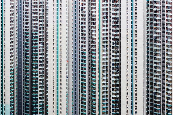 Hong Kong é uma cidade diferente no mundo. Lá, o espaço para construção de residências é escasso de verdade e por isso mesmo, a solução é a verticalização. E é isso que Manuel Irritier mostra em Urban Barcode. São tantas casas sobrepostas que elas se tornam uma massa anônima ao primeiro olhar. Algo que, depois de uma breve análise, muda rapidamente.