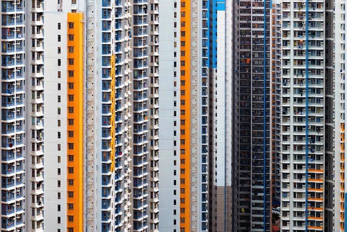 Hong Kong é uma cidade diferente no mundo. Lá, o espaço para construção de residências é escasso de verdade e por isso mesmo, a solução é a verticalização. E é isso que Manuel Irritier mostra em Urban Barcode. São tantas casas sobrepostas que elas se tornam uma massa anônima ao primeiro olhar. Algo que, depois de uma breve análise, muda rapidamente.