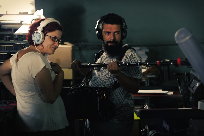 Prelo é o nome do filme que conta a história de uma das únicas oficinas tipográficas de Belo Horizonte. É ali que trabalha Ademir Matias, a voz que guia esse documentário tipográfico.