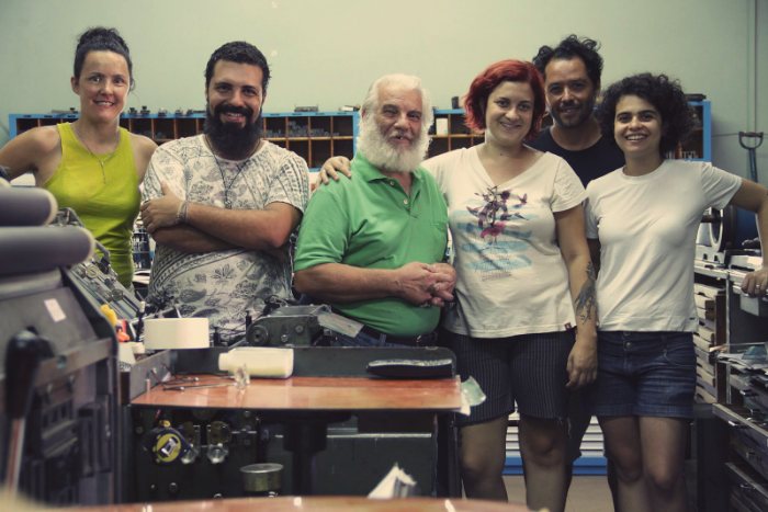 Prelo é o nome do filme que conta a história de uma das únicas oficinas tipográficas de Belo Horizonte. É ali que trabalha Ademir Matias, a voz que guia esse documentário tipográfico.