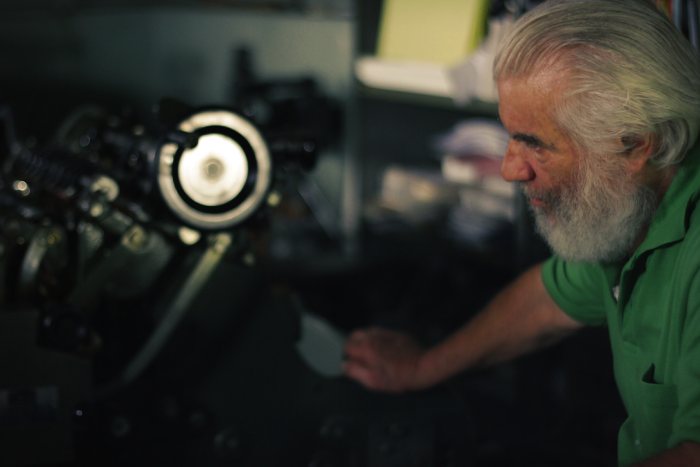 Prelo é o nome do filme que conta a história de uma das únicas oficinas tipográficas de Belo Horizonte. É ali que trabalha Ademir Matias, a voz que guia esse documentário tipográfico.