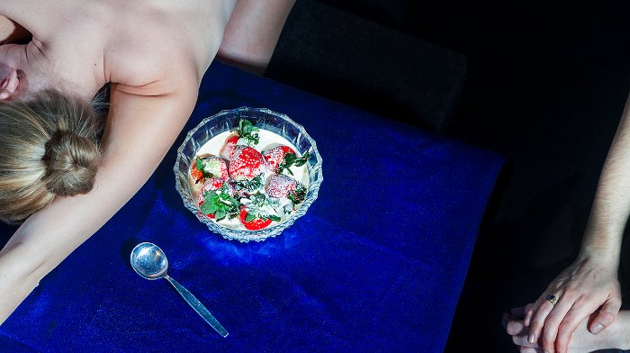 É sempre interessante se deparar com arte contemporânea que parece não ser do nosso tempo. É assim que eu vi a fotografia de Emma Hartvig e acho que vocês podem enxergar da mesma forma.