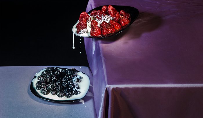 É sempre interessante se deparar com arte contemporânea que parece não ser do nosso tempo. É assim que eu vi a fotografia de Emma Hartvig e acho que vocês podem enxergar da mesma forma.
