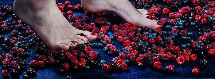 É sempre interessante se deparar com arte contemporânea que parece não ser do nosso tempo. É assim que eu vi a fotografia de Emma Hartvig e acho que vocês podem enxergar da mesma forma.