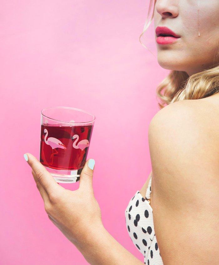 É sempre interessante se deparar com arte contemporânea que parece não ser do nosso tempo. É assim que eu vi a fotografia de Emma Hartvig e acho que vocês podem enxergar da mesma forma.