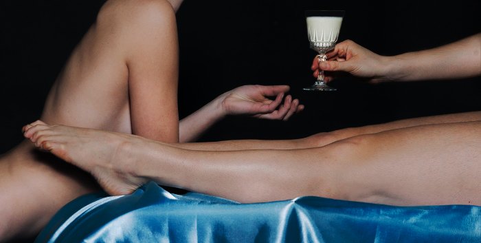 É sempre interessante se deparar com arte contemporânea que parece não ser do nosso tempo. É assim que eu vi a fotografia de Emma Hartvig e acho que vocês podem enxergar da mesma forma.