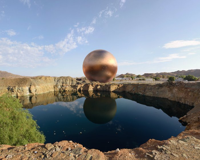 Nas suas fotos, ele quantifica a mineração através de fotografia e elementos criados por computador. Esses elementos foram criados colocando as taxas de extração e, dessa forma, calcula-se o tamanho dos objetos que foram retirados do solo.