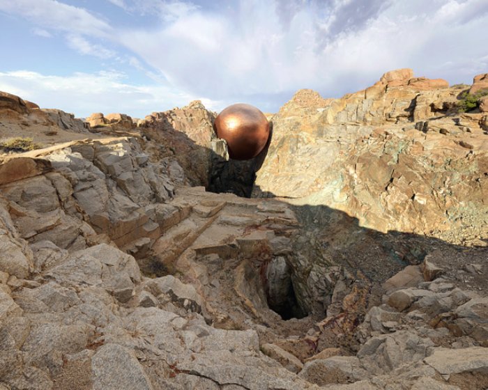 A série fotográfica chamada For what it’s worth, na tradução simples de Por que vale a pena, Dillon Marsh explora o relacionamento humano com o meio ambiente. Nessa série, ele tenta quantificar o processo de mineração de um jeito que transforme esse ato em algo compreensível a todos.