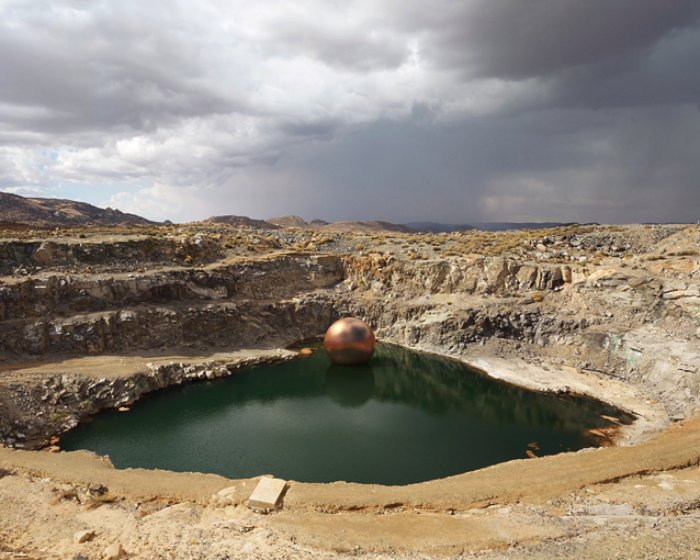 A série fotográfica chamada For what it’s worth, na tradução simples de Por que vale a pena, Dillon Marsh explora o relacionamento humano com o meio ambiente. Nessa série, ele tenta quantificar o processo de mineração de um jeito que transforme esse ato em algo compreensível a todos.