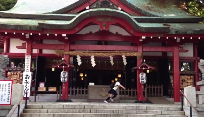 Japanese School Girl Chase - O video que resolvi chamar de Japanese School Girl Chase deveria se tornar referência na forma de criar vídeos de parkour. Apesar de ser um video de publicidade para vender um refrigerante da Suntory, o video é muito mais do que isso.
