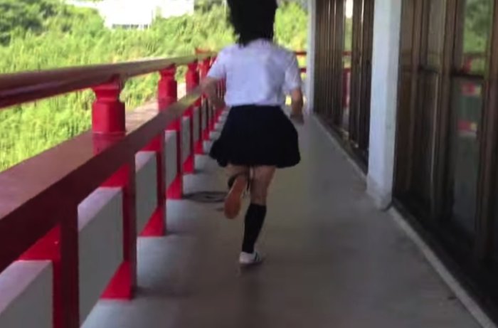 Japanese School Girl Chase - O video que resolvi chamar de Japanese School Girl Chase deveria se tornar referência na forma de criar vídeos de parkour. Apesar de ser um video de publicidade para vender um refrigerante da Suntory, o video é muito mais do que isso.