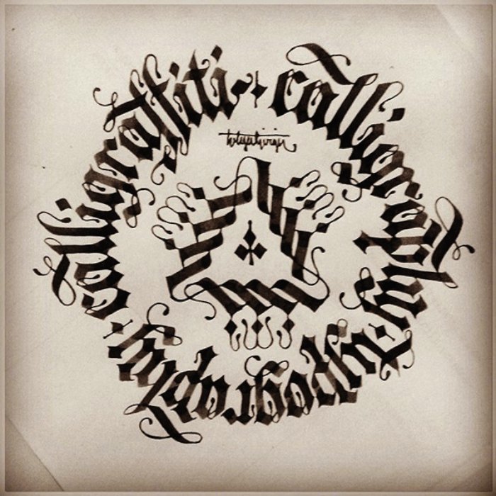 Encontrei o trabalho de Tolga Girgin no instagram há algumas semanas e, não sei por que, demorei para fazer esse post aqui. Os letterings em 3D e as caligrafias circulares são meus trabalhos de favoritos e acho que vocês vão gostar também.