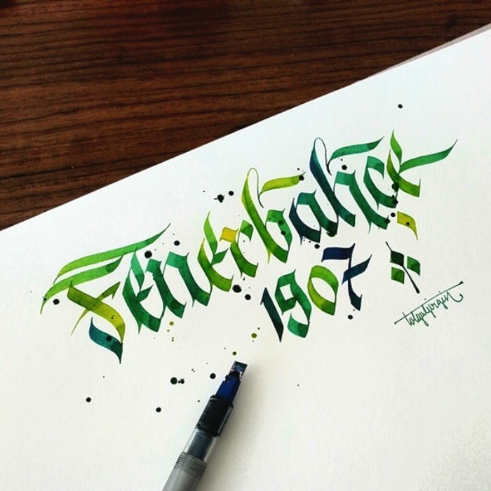 Encontrei o trabalho de Tolga Girgin no instagram há algumas semanas e, não sei por que, demorei para fazer esse post aqui. Os letterings em 3D e as caligrafias circulares são meus trabalhos de favoritos e acho que vocês vão gostar também.
