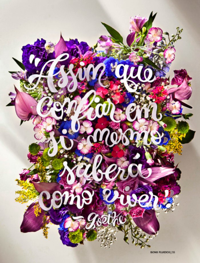 Sou fã do trabalho de tipografia e lettering de Marina Chaccur tem anos e acredito que preciso publicar mais dos seus trabalhos por aqui. Começo essa mudança com o projeto Autoconfiança que ela ajudou a criar para a revista Bons Fluidos. A designer e tipógrafa Marina Chaccur foi a responsável pelo lettering que você vê na fotos abaixo sobrepostos sobre as flores e, nas fotos abaixo, você ainda pode ver algumas imagens do processo de corte e desenhos das letras. Mas quem criou todo o conceito e a direção de arte foi a Fernanda Didini.