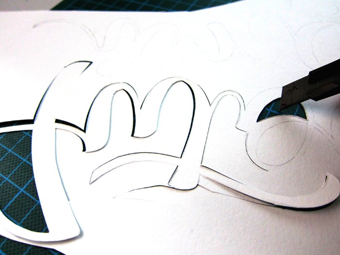 Sou fã do trabalho de tipografia e lettering de Marina Chaccur tem anos e acredito que preciso publicar mais dos seus trabalhos por aqui. Começo essa mudança com o projeto Autoconfiança que ela ajudou a criar para a revista Bons Fluidos. A designer e tipógrafa Marina Chaccur foi a responsável pelo lettering que você vê na fotos abaixo sobrepostos sobre as flores e, nas fotos abaixo, você ainda pode ver algumas imagens do processo de corte e desenhos das letras. Mas quem criou todo o conceito e a direção de arte foi a Fernanda Didini.