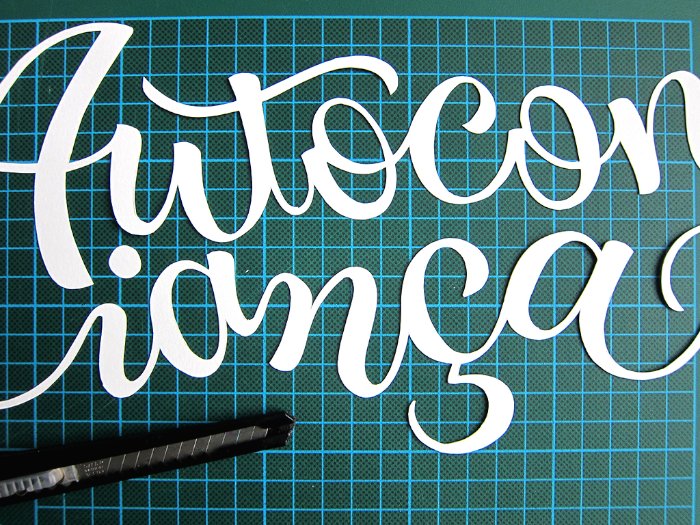 Sou fã do trabalho de tipografia e lettering de Marina Chaccur tem anos e acredito que preciso publicar mais dos seus trabalhos por aqui. Começo essa mudança com o projeto Autoconfiança que ela ajudou a criar para a revista Bons Fluidos. A designer e tipógrafa Marina Chaccur foi a responsável pelo lettering que você vê na fotos abaixo sobrepostos sobre as flores e, nas fotos abaixo, você ainda pode ver algumas imagens do processo de corte e desenhos das letras. Mas quem criou todo o conceito e a direção de arte foi a Fernanda Didini.