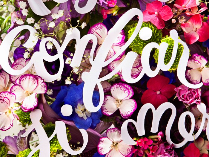 Sou fã do trabalho de tipografia e lettering de Marina Chaccur tem anos e acredito que preciso publicar mais dos seus trabalhos por aqui. Começo essa mudança com o projeto Autoconfiança que ela ajudou a criar para a revista Bons Fluidos. A designer e tipógrafa Marina Chaccur foi a responsável pelo lettering que você vê na fotos abaixo sobrepostos sobre as flores e, nas fotos abaixo, você ainda pode ver algumas imagens do processo de corte e desenhos das letras. Mas quem criou todo o conceito e a direção de arte foi a Fernanda Didini.