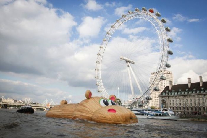 Florentijn Hofman, o homem responsável por aquele pato de borracha gigante, volta as notícias com seu hipopótamo gigante que está atravessando Londres no meio do Tâmisa.